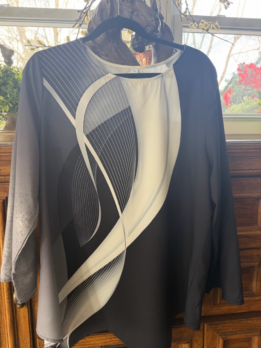 Women's Black and White Abstract Print Tunic Top